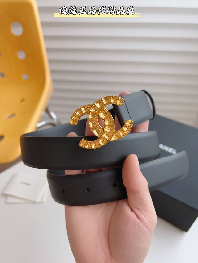 广州工厂直发 香奈 被称为“时尚之母”在人们心中，不仅是个优雅的品牌，更是一种自信、独立、现代的新女性标志；腰带设计风格：时尚休闲易搭配各类服饰。产品采用头层小