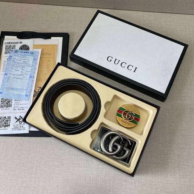 G精品款 ☆双扣礼盒套装 含礼盒 专柜有售 Gucci专柜在售正品 此款采用头层牛皮制作 走线油边细致 正品开模 搭配广州原版扣经久耐用、3.8Cm规格 送打眼 G精品款 ☆双扣礼盒套装 含礼盒 专柜有售 Gucci专柜在售正品 此款采用头层牛皮制作 走线油边细致 正品开模 搭配广州原版扣经久耐用、3.8Cm规格 送打眼
