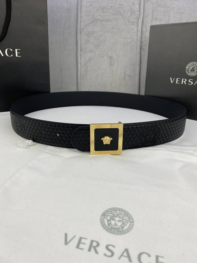 宽度4.0 Cm Versace 范思哲 此款原版皮带饰有Versace品牌标志:3D美杜莎皮带扣,这也是Palazzo系列的一部分。 宽度4.0 Cm Versace 范思哲 此款原版皮带饰有Versace品牌标志:3D美杜莎皮带扣,这也是Palazzo系列的一部分。
