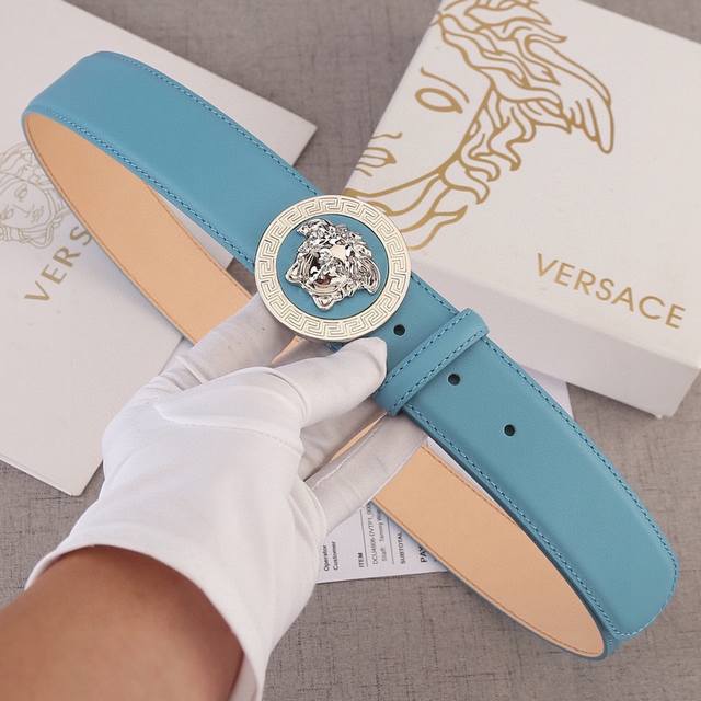宽度4.0Cm Versace 范思哲 此款平纹砂底 双面头层 :手感柔软、此款腰带配有醒目的美杜莎头像搭扣,可为任何造型增添几分立体雅致效果。 宽度4.0Cm Versace 范思哲 此款平纹砂底 双面头层 :手感柔软、此款腰带配有醒目的美杜莎头像搭扣,可为任何造型增添几分立体雅致效果。