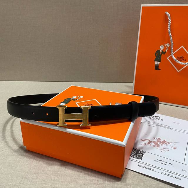 爱马仕 2.5厘米宽看起来很精致一点也不土气 重点是黑色带身的话一年四季都行然后配纯色H头 真的太美了 爱马仕 2.5厘米宽看起来很精致一点也不土气 重点是黑色带身的话一年四季都行然后配纯色H头 真的太美了