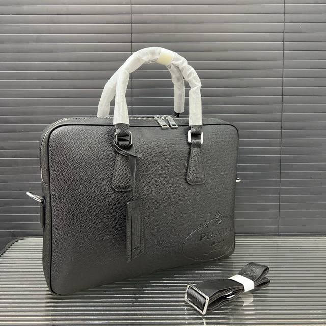 Prada 普拉达 牛皮男包公文包 手提包 电脑包 采用精湛镶嵌细工 经典百搭 实物拍摄 原厂原版面料 配送防尘袋 28 X 38 Cm。 Prada 普拉达 牛皮男包公文包 手提包 电脑包 采用精湛镶嵌细工 经典百搭 实物拍摄 原厂原版面料 配送防尘袋 28 X 38 Cm。
