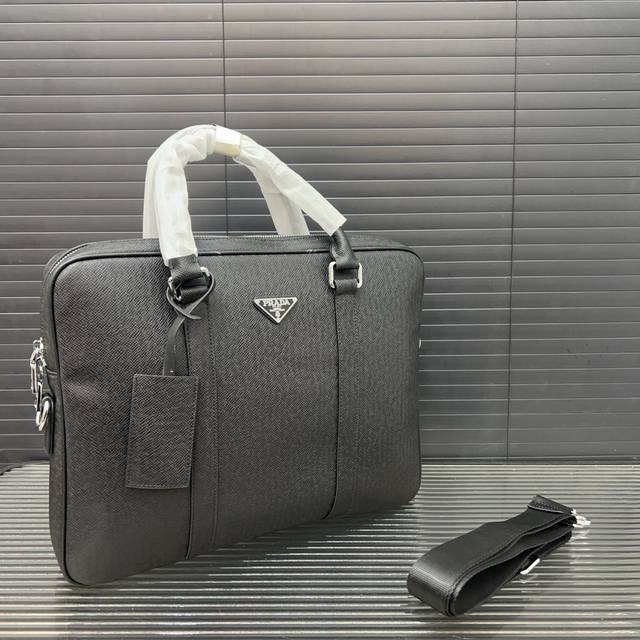 Prada 普拉达 牛皮男包公文包 手提包 电脑包 采用精湛镶嵌细工 经典百搭 实物拍摄 原厂原版面料 配送防尘袋 28 X 38 Cm。 Prada 普拉达 牛皮男包公文包 手提包 电脑包 采用精湛镶嵌细工 经典百搭 实物拍摄 原厂原版面料 配送防尘袋 28 X 38 Cm。