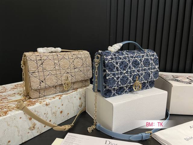 配折叠礼盒毛呢 新款Miss Dior包包 D家 Woc发财包 拿在手上和肩背都很简约大气哦!迪奥 尺寸:24*15 配折叠礼盒毛呢 新款Miss Dior包包 D家 Woc发财包 拿在手上和肩背都很简约大气哦!迪奥 尺寸:24*15