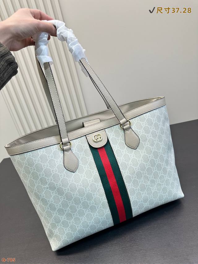 酷奇Gucci Ophidia 系列 Tote 中号Gg购物袋辦识度高 轻便百搭的入门款尺寸37.28 酷奇Gucci Ophidia 系列 Tote 中号Gg购物袋辦识度高 轻便百搭的入门款尺寸37.28