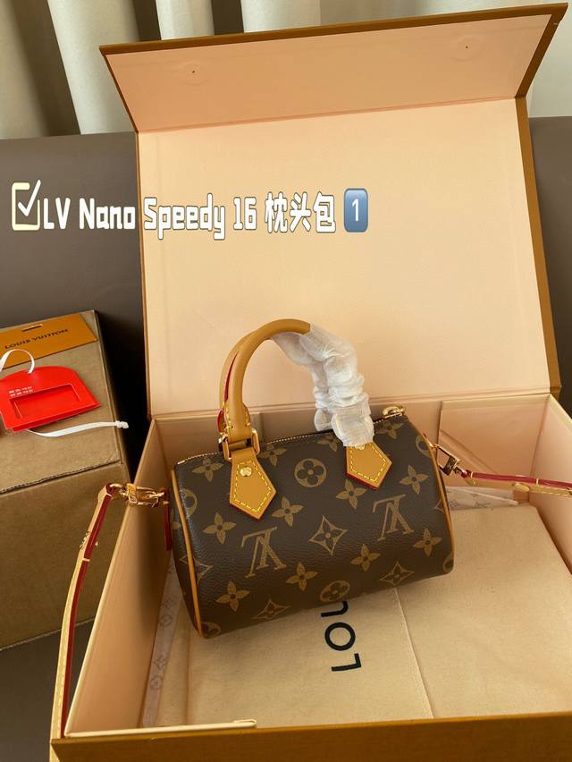 Lv Nano Speedy 16 枕头包 Lv 新款系列 枕头包 手袋,全网首发 Lv Speedy Nano 枕头包这款Retiro 手袋以标志性 经典永恒 Lv Nano Speedy 16 枕头包 Lv 新款系列 枕头包 手袋,全网首发 Lv Speedy Nano 枕头包这款Retiro 手袋以标志性 经典永恒