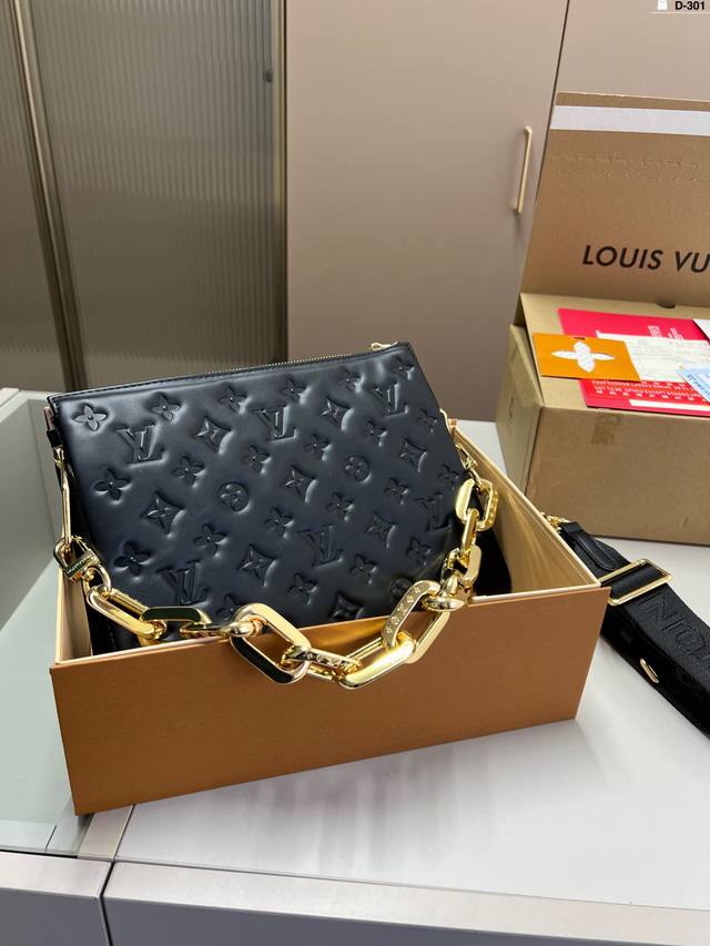 Lv锋芒乍现 抱枕包Coussin 风琴手袋 单肩斜挎包 被拿来用做手包简单大方的款式 真的很炫酷 D-301尺寸27×20折叠盒飞机盒 Lv锋芒乍现 抱枕包Coussin 风琴手袋 单肩斜挎包 被拿来用做手包简单大方的款式 真的很炫酷 D-301尺寸27×20折叠盒飞机盒