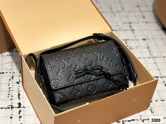 配折叠盒 Size:18*13Cm Lvsteamer Trunk 最新颜色! 性价比真的很高 送男朋友的小姐姐们可以安排了 搜索:Lv Trunk 配折叠盒 Size:18*13Cm Lvsteamer Trunk 最新颜色! 性价比真的很高 送男朋友的小姐姐们可以安排了 搜索:Lv Trunk