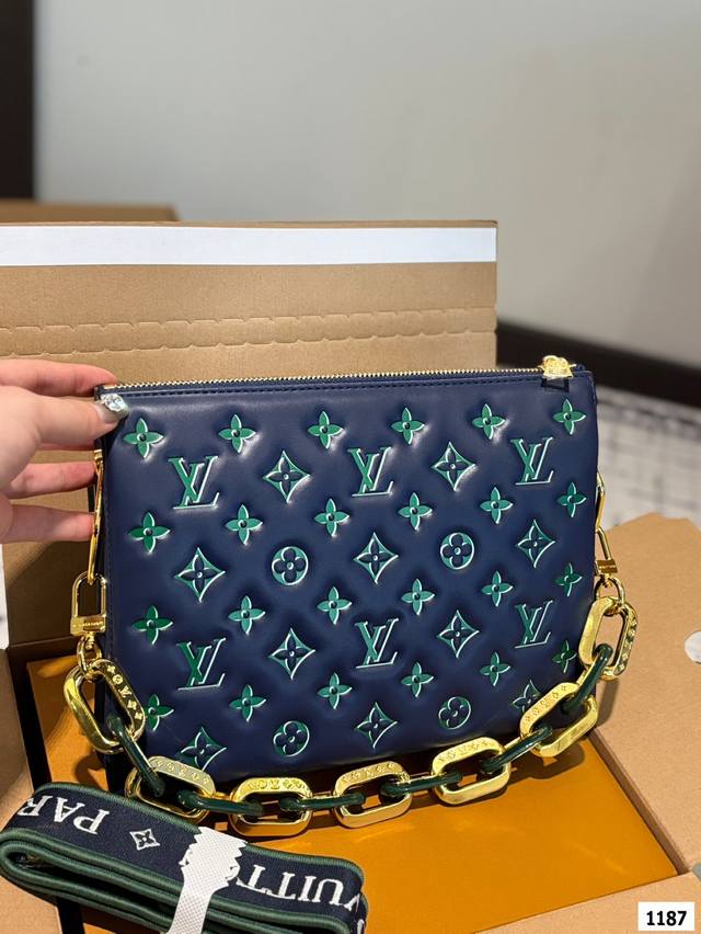 全套包装尺寸26.20 Lv Pochette 抱抱包 真皮手感十分柔软 容量也足够日常使用 金灿灿的链条 很好看 两条肩带随意搭配 多种背法