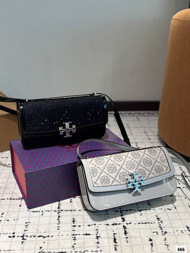 配折叠盒子 Tory Burch 托里伯奇限定烫钻金砖法棍包为了迎接蛇年,推出限量版Eleanor横版小包。 这款包结合T Monogram 提花图案,与光滑小 配折叠盒子 Tory Burch 托里伯奇限定烫钻金砖法棍包为了迎接蛇年,推出限量版Eleanor横版小包。 这款包结合T Monogram 提花图案,与光滑小