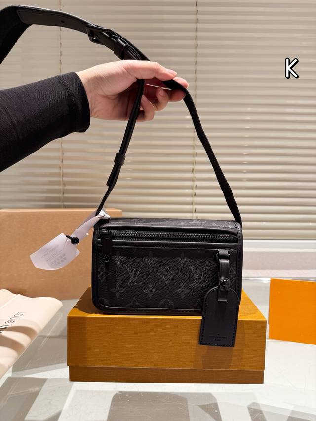 牛皮 男包分享Lv 单肩包 目路易威登Louisvuitton比起非常火。的双扣邮差包这一款Lv男士单肩包可以说非常低调了國 尺寸: District Pm 老 牛皮 男包分享Lv 单肩包 目路易威登Louisvuitton比起非常火。的双扣邮差包这一款Lv男士单肩包可以说非常低调了國 尺寸: District Pm 老