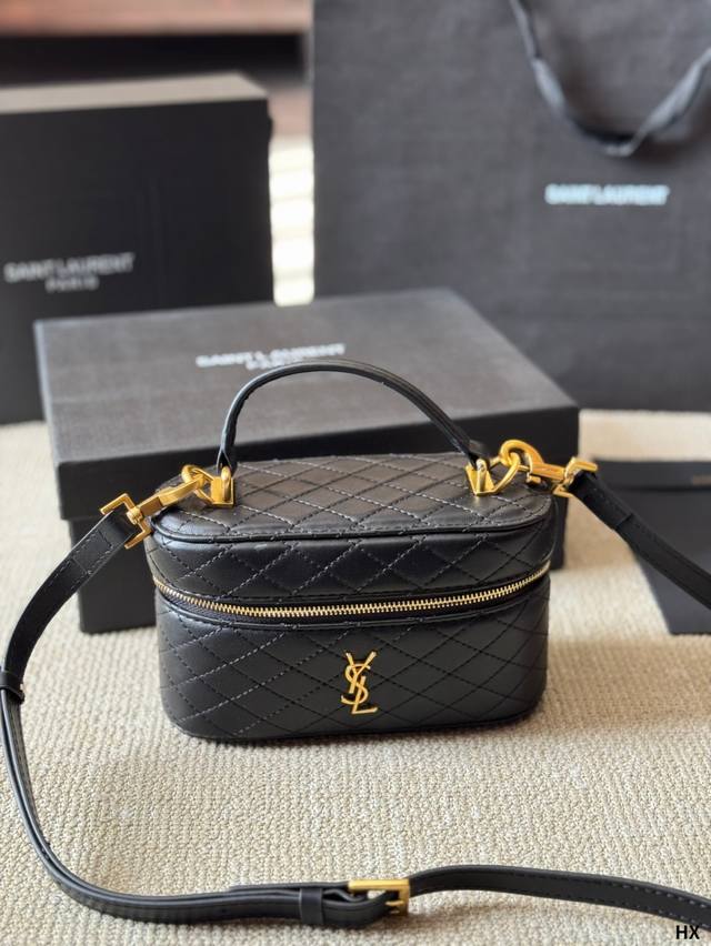 Ysl Mini Gaby Rose 同款哟! Ysl 盒子包 慵懒随性又好背 上身满满的惊喜 高级慵懒又随性 彻底心动的一只 Size:18 12Cm Ysl Mini Gaby Rose 同款哟! Ysl 盒子包 慵懒随性又好背 上身满满的惊喜 高级慵懒又随性 彻底心动的一只 Size:18 12Cm