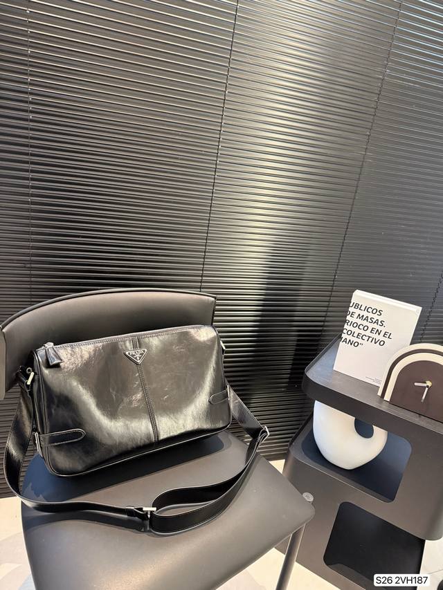 普拉达腋下 有一点美式复古感慵懒又随性 夏天随便搭配都很好看！ 尺寸：35 22 货号2Vh187