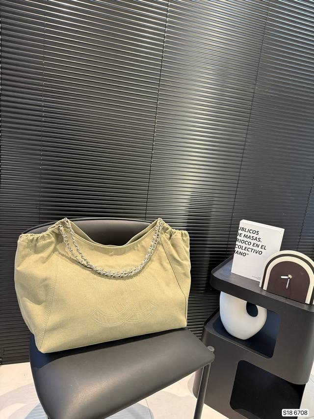 香奈儿牛仔托特包 任何搭配都能够轻松驾驭 低调有质感 容量也很可 尺寸:42 28 货号6708 香奈儿牛仔托特包 任何搭配都能够轻松驾驭 低调有质感 容量也很可 尺寸:42 28 货号6708