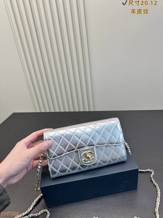 配折叠盒 香奈儿Chanel 链条包斜挎包腋下包 又不小心把小香家 钱包用法发挥到了极致留！ 绝呀！绝呀！ 没想到钱包还能这样改造！ 可手包可斜挎可钱包 尺寸2