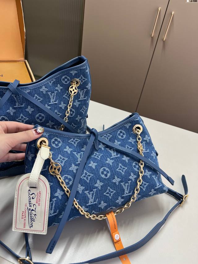 小 Lv牛仔凯瑞奥Carryall购物袋 简直是旅行街拍百搭款 容量超级大,通勤,购物,旅行!必备 J-108尺寸25×17 29×21配盒 小 Lv牛仔凯瑞奥Carryall购物袋 简直是旅行街拍百搭款 容量超级大,通勤,购物,旅行!必备 J-108尺寸25×17 29×21配盒