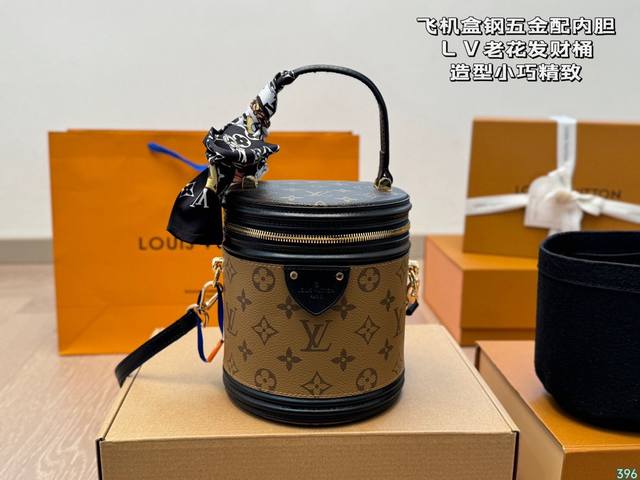 飞机盒钢五金配内胆 Lv老花发财桶化妆包 造型小巧精致 拎在手里超级显气质 各种风格都Hold住 凹造型更是绝 尺寸15 17 飞机盒钢五金配内胆 Lv老花发财桶化妆包 造型小巧精致 拎在手里超级显气质 各种风格都Hold住 凹造型更是绝 尺寸15 17