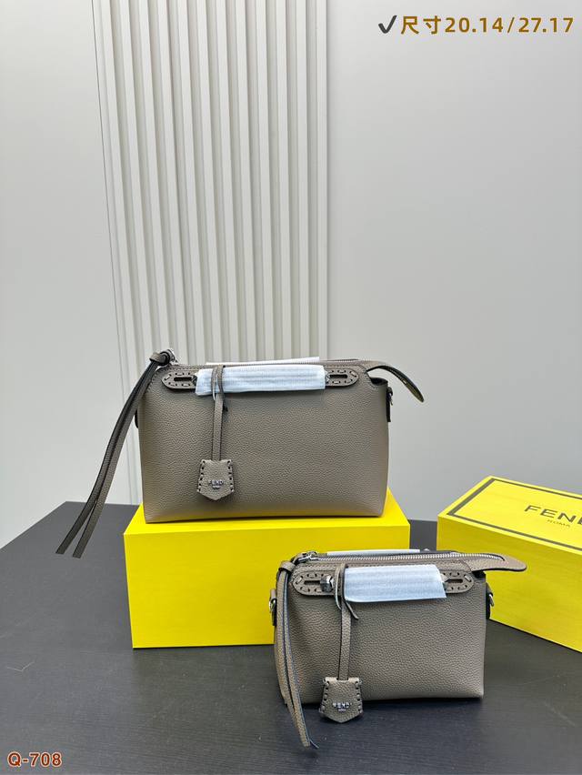 配折叠盒 Fendi 芬迪 By The Way 波士顿枕头包 这款包型撞包率极低 材质光滑有质感 不要太高级 容量超级好 对小个子女生也很友好哦 太喜欢这个感 配折叠盒 Fendi 芬迪 By The Way 波士顿枕头包 这款包型撞包率极低 材质光滑有质感 不要太高级 容量超级好 对小个子女生也很友好哦 太喜欢这个感