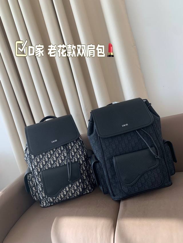 Size:28*40Cm D家 老花款双肩包 一款背起来超舒服的它 可可爱爱! 黑色和海军蓝Oblique图案绣线 有质感! 搜索 Dior Size:28*40Cm D家 老花款双肩包 一款背起来超舒服的它 可可爱爱! 黑色和海军蓝Oblique图案绣线 有质感! 搜索 Dior