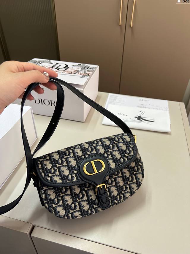 迪奥 Dior Babby马鞍包 容量超级大也很耐用 日常出街背它回头率百分百 D-36尺寸21×11折叠盒飞机盒 迪奥 Dior Babby马鞍包 容量超级大也很耐用 日常出街背它回头率百分百 D-36尺寸21×11折叠盒飞机盒