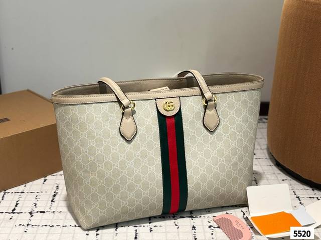 芯片 配木梳 镜子 原版品质 精工制作Gucci 古奇 22 新配色 Tote包 购物袋 男女同款 注意细节 这款购物袋将标志性图案与经典印花相结合这种经典搭配 芯片 配木梳 镜子 原版品质 精工制作Gucci 古奇 22 新配色 Tote包 购物袋 男女同款 注意细节 这款购物袋将标志性图案与经典印花相结合这种经典搭配