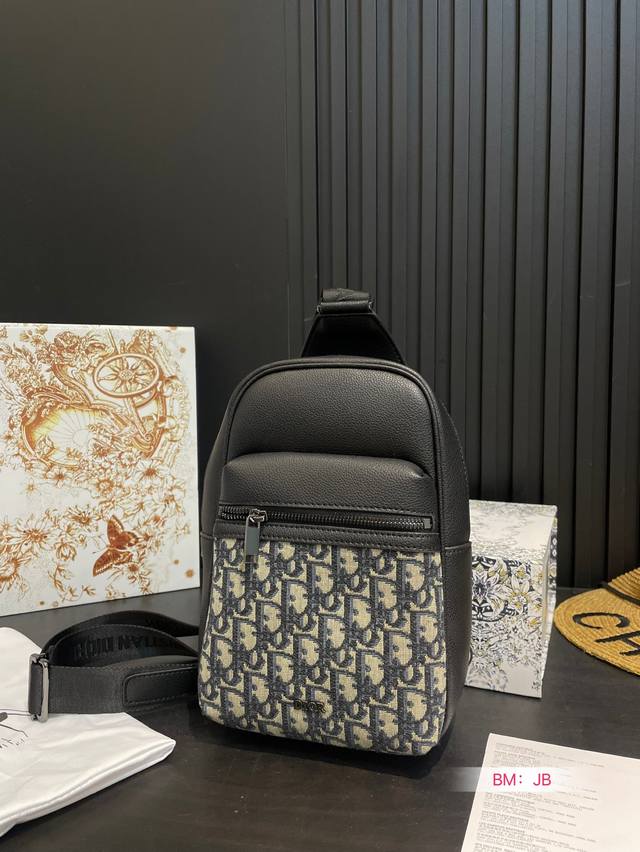 配折叠盒子 迪奥 官网同步 高版本 胸包 永恒不过时的标志性产品 今年Dior最爱的款式 实用性非常高 完全不用担心穿搭 尺寸:18 25 配折叠盒子 迪奥 官网同步 高版本 胸包 永恒不过时的标志性产品 今年Dior最爱的款式 实用性非常高 完全不用担心穿搭 尺寸:18 25