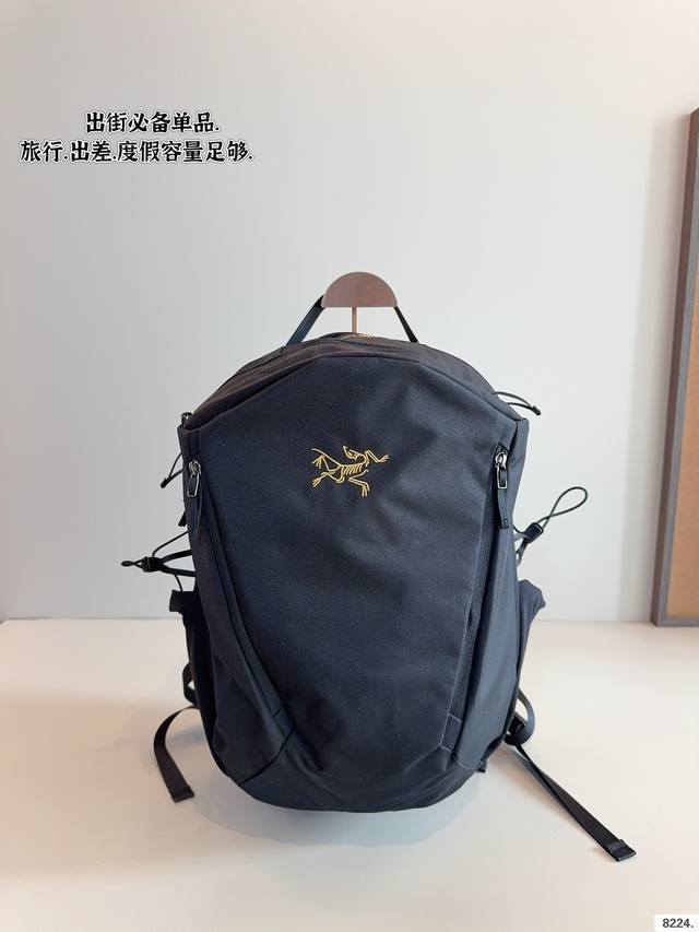 黑色 绿色 全网都在夸的始祖鸟 双肩包 颜值比他高的没有它方便出趟门什么的双肩包还是 非常非常被需要的尺寸:26*15*43Cm 黑色 绿色 全网都在夸的始祖鸟 双肩包 颜值比他高的没有它方便出趟门什么的双肩包还是 非常非常被需要的尺寸:26*15*43Cm