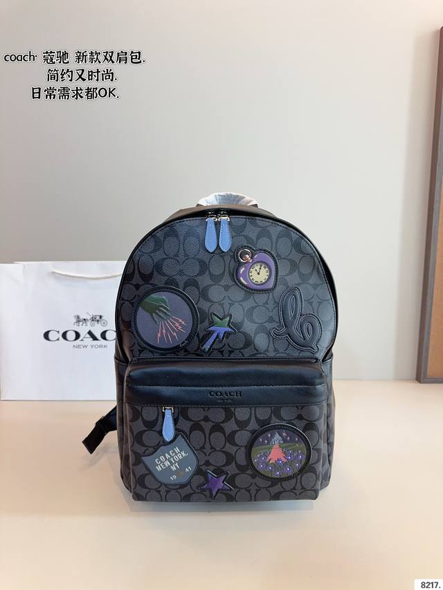 蔻驰Coach 男士双肩包 百搭到没朋友 就是酷时尚感超强 辦识度很高很能装,上身也帅气 尺寸:31*14*40Cm 蔻驰Coach 男士双肩包 百搭到没朋友 就是酷时尚感超强 辦识度很高很能装,上身也帅气 尺寸:31*14*40Cm