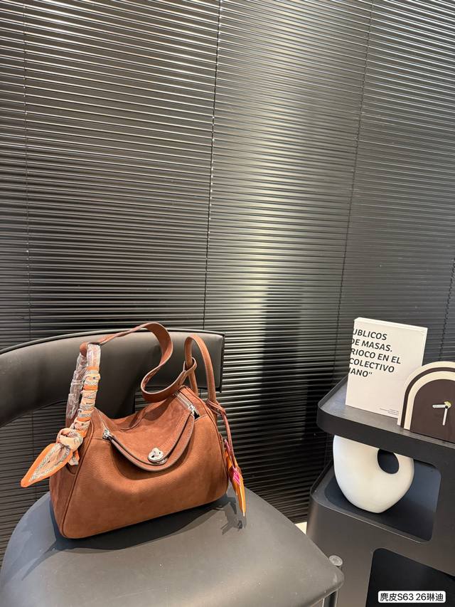 Hermes 爱马仕 麂皮琳迪Lindy Nata 大可爱了! 感觉更有气质 年轻 容量也很能装!出去玩大适合了 皮质更有颗粒感也更耐造 Lindy 真是越看越 Hermes 爱马仕 麂皮琳迪Lindy Nata 大可爱了! 感觉更有气质 年轻 容量也很能装!出去玩大适合了 皮质更有颗粒感也更耐造 Lindy 真是越看越