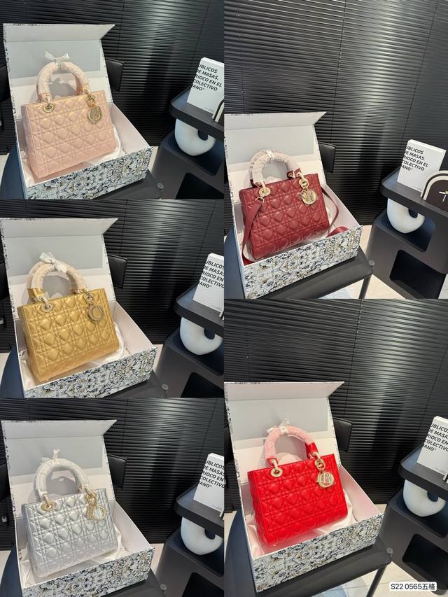 配折叠盒子 迪奥戴妃包 Sdior戴妃包太好看了吧! 优雅指数拉满 搭配简洁风格的衣服整个人气质就上来了 而且容量完全可以满足日常要求 日常聚会逛街都很方便~ 配折叠盒子 迪奥戴妃包 Sdior戴妃包太好看了吧! 优雅指数拉满 搭配简洁风格的衣服整个人气质就上来了 而且容量完全可以满足日常要求 日常聚会逛街都很方便~