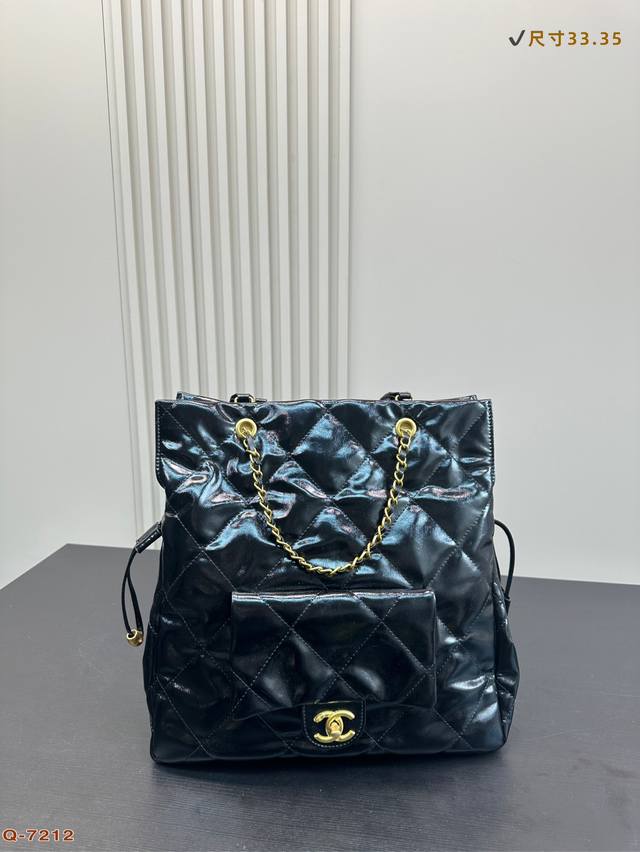 配折叠盒 香奈儿Chanel 25C 早春 Shopping Bag 大托特 黑金心黑金配色、经典大菱格与粗链条～太有复古感啦包身版型自然、松弛有度但不会很垮！