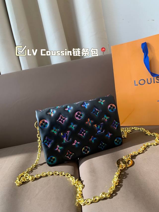 尺寸20*14 Lv Coussin链条包 质感爆棚的美 上身真的太太太有质感啦 日常逛街不要太吸晴 尺寸20*14 Lv Coussin链条包 质感爆棚的美 上身真的太太太有质感啦 日常逛街不要太吸晴