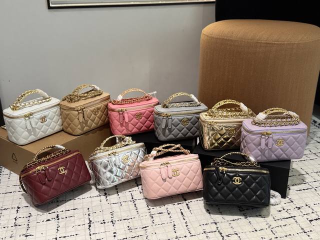 Chanel香奈儿专柜同步新款手柄化妆包 Chanel香奈儿22A手提长盒子 触感舒适细腻,搭配“肥嘟嘟”的小手柄,设计简洁有趣,随手拎起轻便又美腻,满满的质感 Chanel香奈儿专柜同步新款手柄化妆包 Chanel香奈儿22A手提长盒子 触感舒适细腻,搭配“肥嘟嘟”的小手柄,设计简洁有趣,随手拎起轻便又美腻,满满的质感