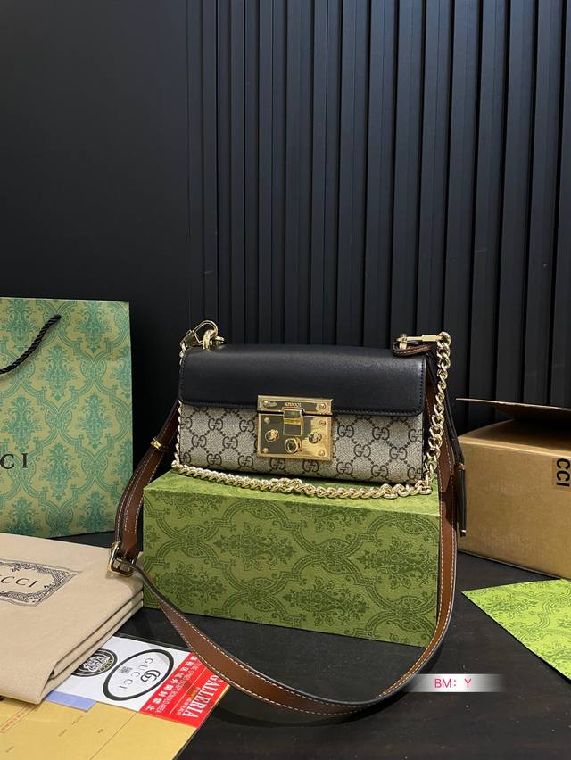 配飞机礼盒 Gucci Padlock 高级 月光宝盒 肩背包、此款颇具结构感的肩背包采用高级人造帆布精心打造,肩带搭配从典藏设计中直接取用的钥匙锁扣设计。钥匙 配飞机礼盒 Gucci Padlock 高级 月光宝盒 肩背包、此款颇具结构感的肩背包采用高级人造帆布精心打造,肩带搭配从典藏设计中直接取用的钥匙锁扣设计。钥匙