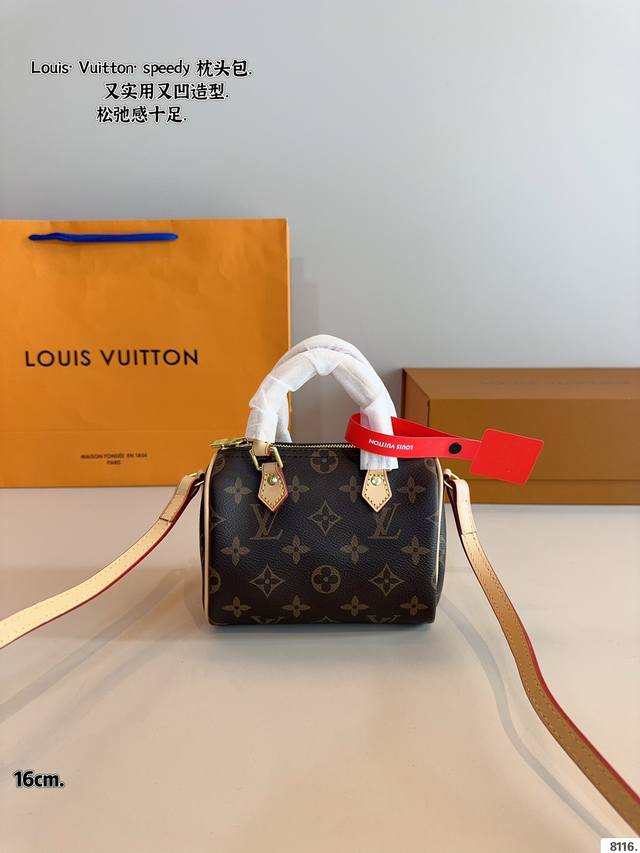 配礼盒. Lv Speedy Nano枕头包 这款Retiro 手袋以标志性的Lv老花面料制成,搭配奢华的变色牛皮饰边,经典永恒。优雅低调的外形设计和宽敞的包 配礼盒. Lv Speedy Nano枕头包 这款Retiro 手袋以标志性的Lv老花面料制成,搭配奢华的变色牛皮饰边,经典永恒。优雅低调的外形设计和宽敞的包