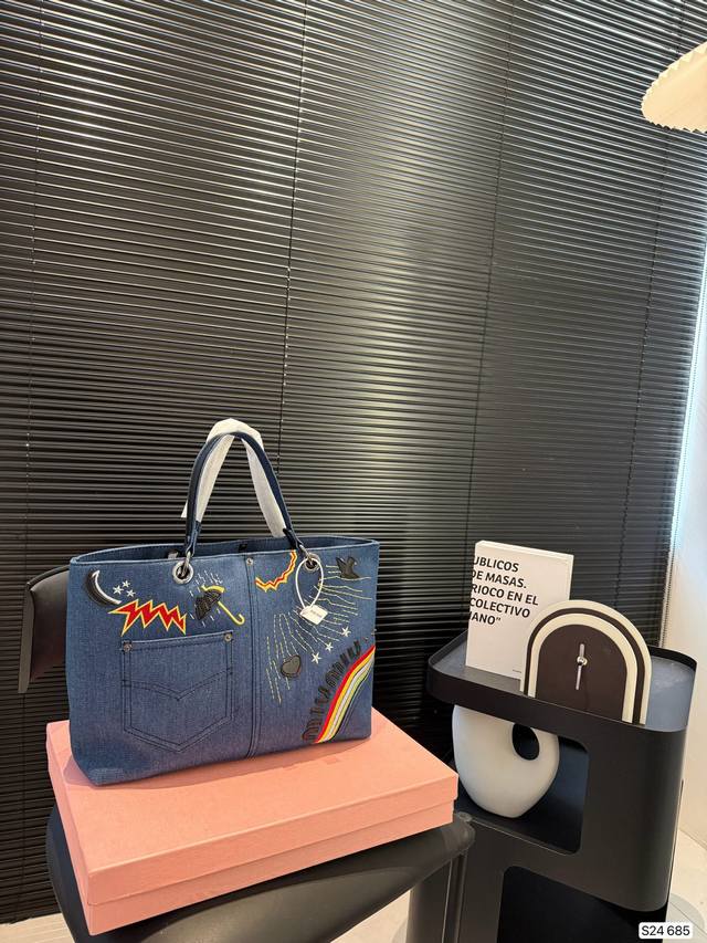 听说这只彩虹刺绣Miumiu缪缪牛仔火了牛仔上的彩虹刺绣太乖了还有一个外贴袋 处处是细节 满满的细节好甜甜~ #我最爱的中古包 尺寸:34 25货号685 听说这只彩虹刺绣Miumiu缪缪牛仔火了牛仔上的彩虹刺绣太乖了还有一个外贴袋 处处是细节 满满的细节好甜甜~ #我最爱的中古包 尺寸:34 25货号685