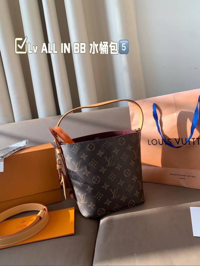 礼盒包装 盲猜这次Lv上新黑马是All In Bb Lv水桶芯片版本Lv尤物人间白三彩真漂亮啊白三彩系列每一只都值得收藏这只All In Bb好好看又可以搭配俏 礼盒包装 盲猜这次Lv上新黑马是All In Bb Lv水桶芯片版本Lv尤物人间白三彩真漂亮啊白三彩系列每一只都值得收藏这只All In Bb好好看又可以搭配俏