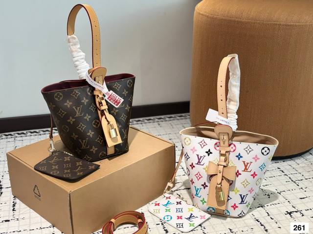 Lv All Inbb手袋为Monogram牛皮搭配亮泽金属件,以标志性挂锁和名牌彰显经典格调。可调节肩带延续品牌制箱传承,皮革肩带增添斜挎和肩背选择。可折叠设 Lv All Inbb手袋为Monogram牛皮搭配亮泽金属件,以标志性挂锁和名牌彰显经典格调。可调节肩带延续品牌制箱传承,皮革肩带增添斜挎和肩背选择。可折叠设