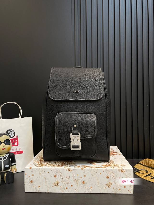 迪奥 爆款双肩出货 新款 男女背都好看 作为一只合格的双肩包 一定要好看 舒适 耐造 背包比较大 远途旅行带它准没错 也是学生党的最佳选择 超级实用 再适合不过 迪奥 爆款双肩出货 新款 男女背都好看 作为一只合格的双肩包 一定要好看 舒适 耐造 背包比较大 远途旅行带它准没错 也是学生党的最佳选择 超级实用 再适合不过