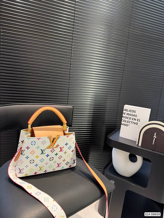 Lv Capucines Lv尤物人间白三彩真漂亮啊白三彩系列每一只都值得收藏,又可以搭配俏皮可爱下次想试试洒脱一点穿搭彩色老花 五彩缤纷的少女心满出来这只包适 Lv Capucines Lv尤物人间白三彩真漂亮啊白三彩系列每一只都值得收藏,又可以搭配俏皮可爱下次想试试洒脱一点穿搭彩色老花 五彩缤纷的少女心满出来这只包适