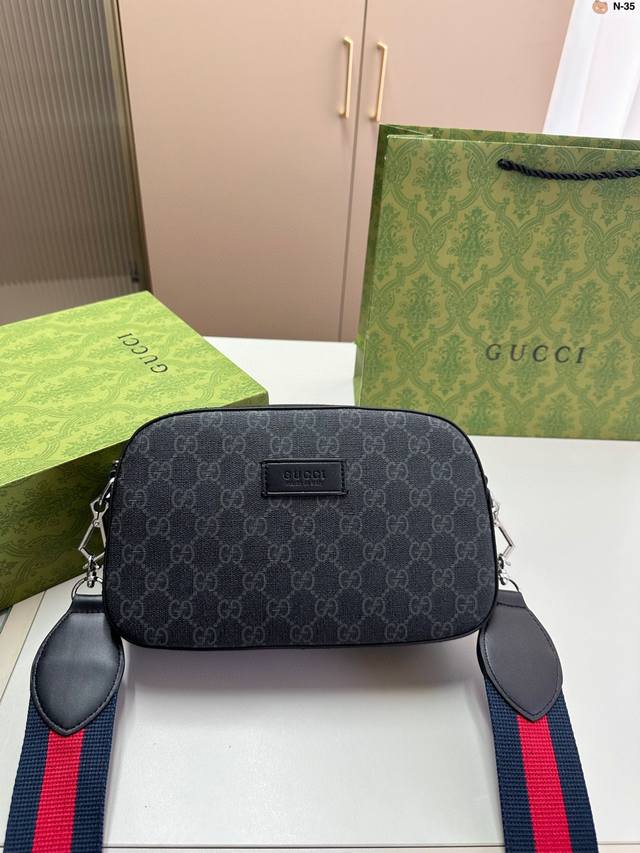 酷奇Gucci 相机包 男生日常休闲搭配的理想选择~ 非常适合放随身物品~ N-35尺寸24×15折叠盒 酷奇Gucci 相机包 男生日常休闲搭配的理想选择~ 非常适合放随身物品~ N-35尺寸24×15折叠盒