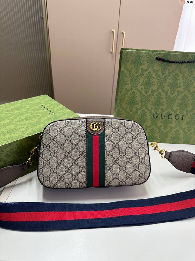 酷奇Gucci 相机包 男生日常休闲搭配的理想选择~ 非常适合放随身物品~ N-35尺寸24×15折叠盒 酷奇Gucci 相机包 男生日常休闲搭配的理想选择~ 非常适合放随身物品~ N-35尺寸24×15折叠盒