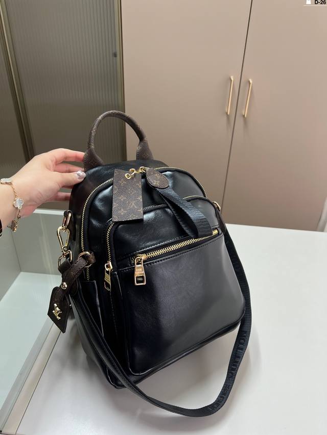 Lv双肩包 百搭到没朋友 容量很大 上身也很帅气 D-26尺寸24×30