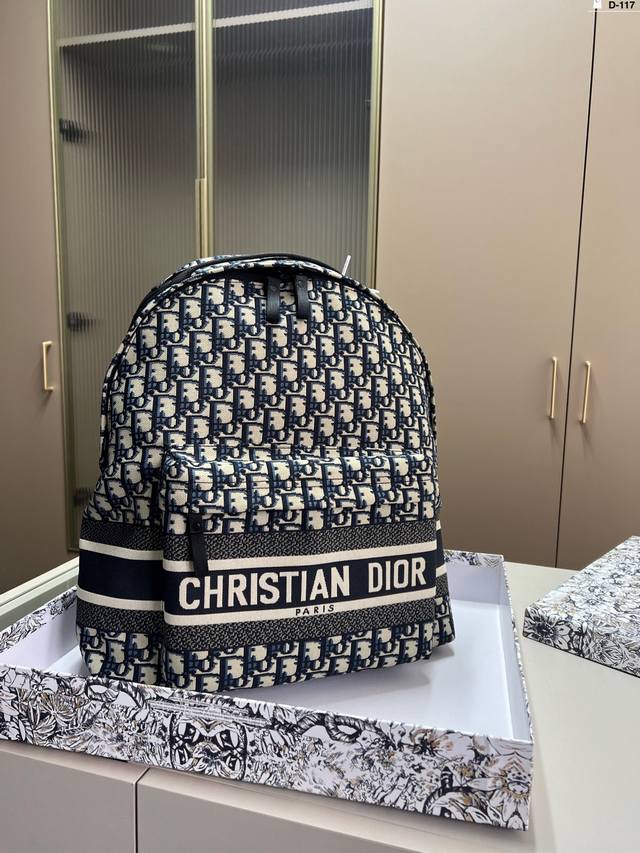 Dior包包Dior迪奥双肩包 回头率超高的一款双肩包 轻便容量又大出行必备的单品 D-117尺寸34×42配盒