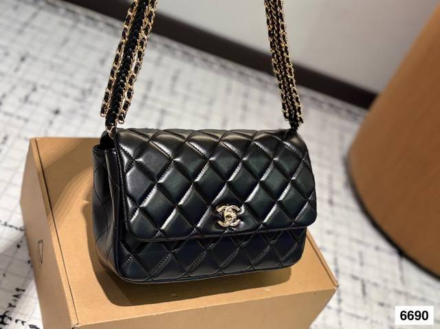 配飞机盒折叠盒子 香奈儿链条包 皮质非常柔软,手感像羊 皮一样 很轻 链条也很柔软 非常好用的一款 而且可盐可甜 可商务可休闲 超级推荐 尺寸:23 16 配飞机盒折叠盒子 香奈儿链条包 皮质非常柔软,手感像羊 皮一样 很轻 链条也很柔软 非常好用的一款 而且可盐可甜 可商务可休闲 超级推荐 尺寸:23 16