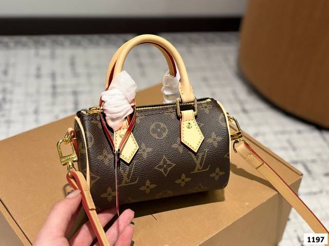 配飞机盒折叠盒子 Lv 迷你Speedy枕头包 火遍全球的爆款机场大包 机车女神包 明星同款 贵气而充满活力的品牌设计风格 细致而不粗糙.用完美搭配功力 衬托出 配飞机盒折叠盒子 Lv 迷你Speedy枕头包 火遍全球的爆款机场大包 机车女神包 明星同款 贵气而充满活力的品牌设计风格 细致而不粗糙.用完美搭配功力 衬托出