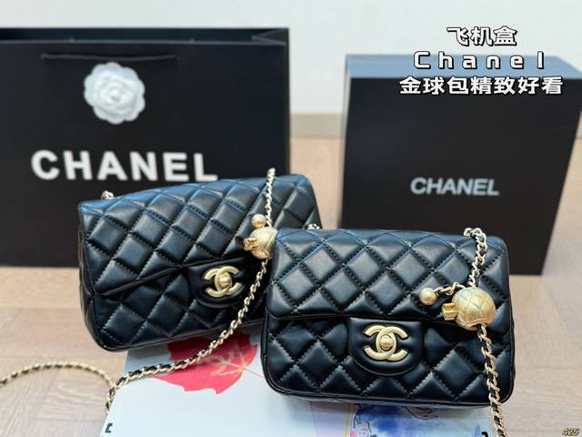 飞机盒 香奈儿Chanel金球包 新品!精致好看 肩带长度可调节 真的没有不入手的理由了! 尺寸:20 11 17 12 飞机盒 香奈儿Chanel金球包 新品!精致好看 肩带长度可调节 真的没有不入手的理由了! 尺寸:20 11 17 12