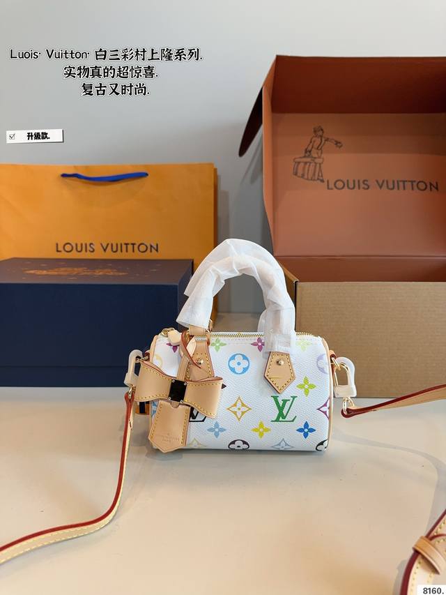 配礼盒. Lv白三彩Nano 枕头包. 这次和村,上隆的联名确实有-股闪回千禧年代的古早魅力现实和过去时髦新旧交替的无缝穿插着 巧妙回溯1930年代的装饰艺术风 配礼盒. Lv白三彩Nano 枕头包. 这次和村,上隆的联名确实有-股闪回千禧年代的古早魅力现实和过去时髦新旧交替的无缝穿插着 巧妙回溯1930年代的装饰艺术风