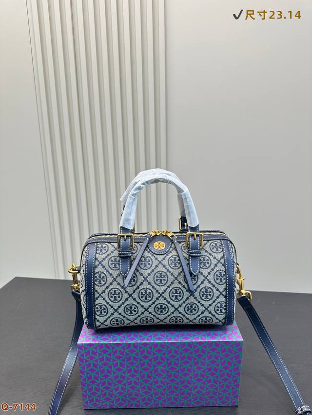 配折叠盒子 托里伯奇Tb波士顿枕头包 超级经典又时髦意外的百搭 耐看精致 日常出街 尺寸:23.14 配折叠盒子 托里伯奇Tb波士顿枕头包 超级经典又时髦意外的百搭 耐看精致 日常出街 尺寸:23.14