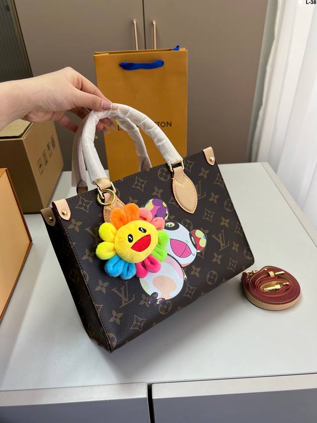 配挂件 Lv路易斯威登中古丛林 一只看似中古中矩却又有点标新立异的包。 L-38尺寸25×18折叠盒飞机盒 配挂件 Lv路易斯威登中古丛林 一只看似中古中矩却又有点标新立异的包。 L-38尺寸25×18折叠盒飞机盒